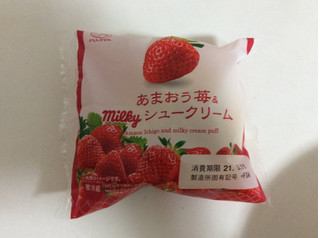 「不二家 あまおう苺＆ミルキーシュークリーム 袋1個」のクチコミ画像 by 甘味かんみさん