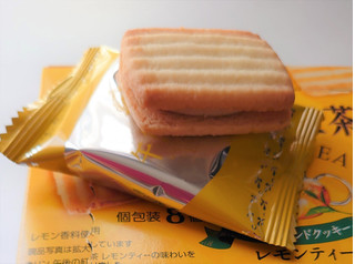 「森永製菓 午後の紅茶 レモンティー クリームサンドクッキー 箱8個」のクチコミ画像 by にゅーんさん