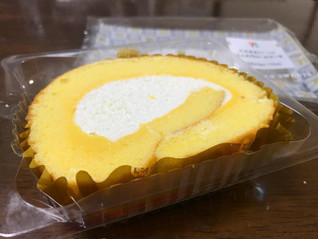 「セブン-イレブン 北海道産クリームのふんわりロールケーキ」のクチコミ画像 by かずなさん