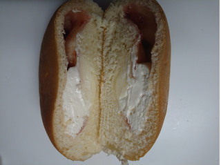 「Pasco 国産小麦のあまおういちごミルクパン 袋1個」のクチコミ画像 by レビュアーさん