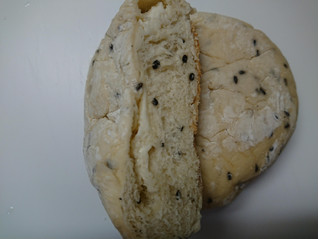 「ヤマザキ 黒胡麻チーズクリームパン 袋1個」のクチコミ画像 by レビュアーさん