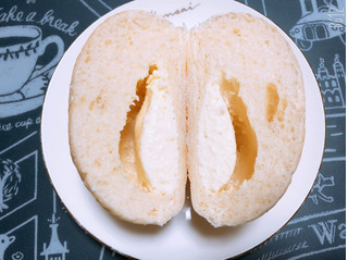 「ファミリーマート ファミマ・ベーカリー 白いチーズクリームパン」のクチコミ画像 by なしなしなしなしさん