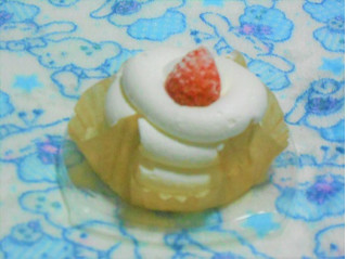 「ローソン Uchi Cafe’ SWEETS Specialite 絹白クリームの苺ショート」のクチコミ画像 by tibihiromiさん