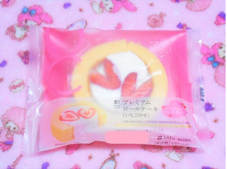 「ローソン Uchi Cafe’ SWEETS スプーンで食べるプレミアムロールケーキ いちごのせ 袋1個」のクチコミ画像 by tibihiromiさん