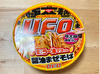 「日清食品 日清焼そばU.F.O. 濃い濃いラー油マヨ付き醤油まぜそば カップ112g」のクチコミ画像 by 踊る埴輪さん