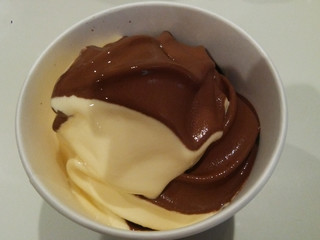 「ミニストップ ソフトクリーム ベルギーチョコミックス カップ入り」のクチコミ画像 by 紫の上さん