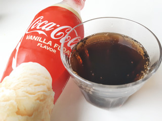 中評価】コカ・コーラ コカ・コーラ バニラフロートフレーバーの