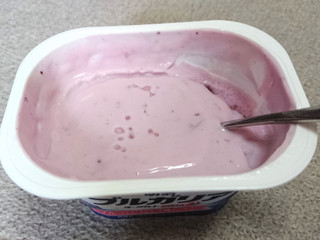 「明治 ブルガリアヨーグルト 脂肪0 ブルーベリー＆3種のベリー カップ180g」のクチコミ画像 by レビュアーさん