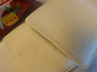 「ヤマザキ ランチパック 濃厚苺板チョコ＆ホイップ 袋2個」のクチコミ画像 by ピノ吉さん