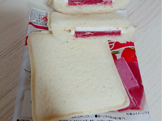 「ヤマザキ ランチパック 濃厚苺板チョコ＆ホイップ 袋2個」のクチコミ画像 by ぺりちゃんさん