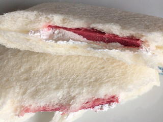 「ヤマザキ ランチパック 濃厚苺板チョコ＆ホイップ 袋2個」のクチコミ画像 by まえ子んさん