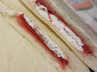 「ヤマザキ ランチパック 濃厚苺板チョコ＆ホイップ 袋2個」のクチコミ画像 by とくめぐさん