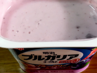 「明治 ブルガリアヨーグルト 脂肪0 ブルーベリー＆3種のベリー カップ180g」のクチコミ画像 by ビールが一番さん