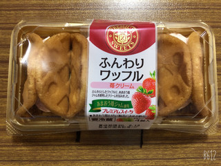ヤマザキ プレミアムスイーツ ふんわりワッフル 苺クリーム（山崎製