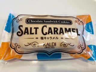 「カルディ チョコレートサンドクッキー 塩キャラメル 袋1個」のクチコミ画像 by Memoさん