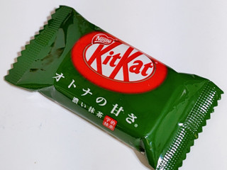 「ネスレ キットカットミニ オトナの甘さ 濃い抹茶 袋13枚」のクチコミ画像 by ミヌゥさん