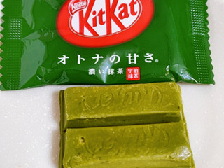 「ネスレ キットカットミニ オトナの甘さ 濃い抹茶 袋13枚」のクチコミ画像 by ミヌゥさん