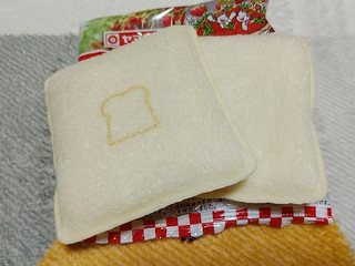 「ヤマザキ ランチパック いちごジャム＆ホイップ 板チョコ入り 袋2個」のクチコミ画像 by やっぺさん