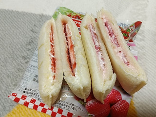 「ヤマザキ ランチパック いちごジャム＆ホイップ 板チョコ入り 袋2個」のクチコミ画像 by やっぺさん