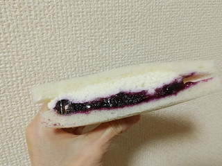「セブン-イレブン ブルーベリーサンド」のクチコミ画像 by やっぺさん