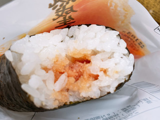 「ローソン おにぎり屋 金しゃりおにぎり 熟成生たらこ」のクチコミ画像 by ぺりちゃんさん