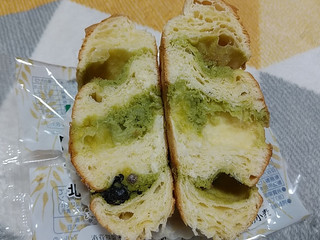 「Pasco 国産小麦のデニッシュ 北海道産黒豆と宇治抹茶 袋1個」のクチコミ画像 by やっぺさん