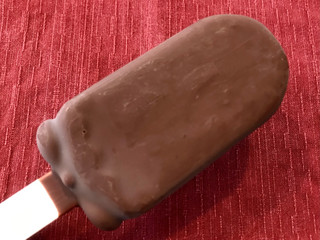 「ハーゲンダッツ バー ザッハトルテ 箱74ml」のクチコミ画像 by やにゃさん