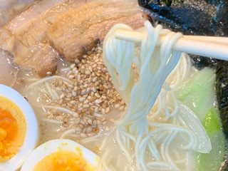 「明星食品 チャルメラ バリカタ麺豚骨 カップ82g×5」のクチコミ画像 by めりけんさん