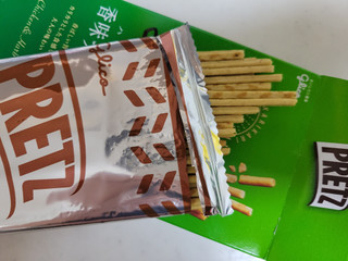 中評価】江崎グリコ 超カリカリプリッツ ハーブ香る 香味チキン味の