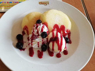 「グラッチェガーデンズ ブルーベリーとフランボワーズソースのパンケーキ おかわり自由パンケーキ」のクチコミ画像 by レビュアーさん