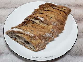 「ポンパドウル 全粒粉と黒米のバゲット」のクチコミ画像 by みにぃ321321さん