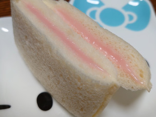 「ヤマザキ ランチパック いちごみるく」のクチコミ画像 by ペリカさん