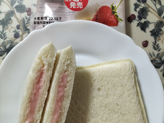 「ヤマザキ ランチパック いちごみるく」のクチコミ画像 by コマメのグルメさん