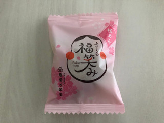 中評価】亀屋万年堂 ふっくら福笑み 桜あんの感想・クチコミ・商品情報
