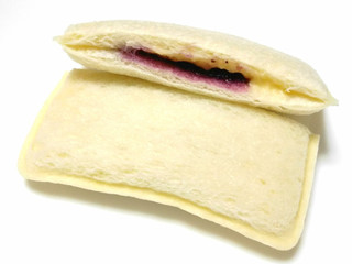 「ヤマザキ ランチパック ブルーベリージャム＆マーガリン」のクチコミ画像 by つなさん