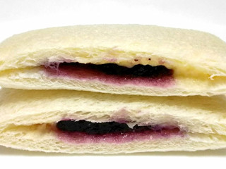 「ヤマザキ ランチパック ブルーベリージャム＆マーガリン」のクチコミ画像 by つなさん