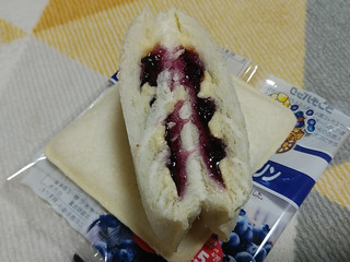 「ヤマザキ ランチパック ブルーベリージャム＆マーガリン」のクチコミ画像 by やっぺさん