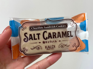 「カルディ チョコレートサンドクッキー 塩キャラメル 袋1個」のクチコミ画像 by apricotさん