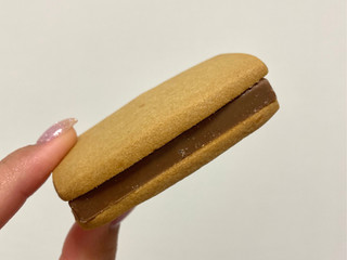 「カルディ チョコレートサンドクッキー 塩キャラメル 袋1個」のクチコミ画像 by apricotさん