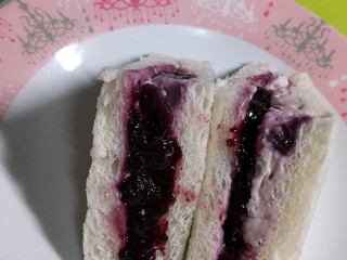 「セブン-イレブン ブルーベリーサンド」のクチコミ画像 by minorinさん