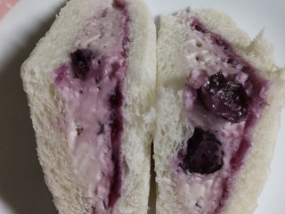 「セブン-イレブン ブルーベリーサンド」のクチコミ画像 by minorinさん