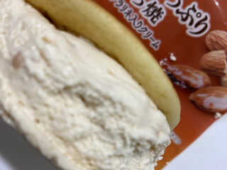 ヤマザキ クリームたっぷり生どら焼き アーモンドプラリネ入りクリーム