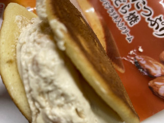 ヤマザキ クリームたっぷり生どら焼き アーモンドプラリネ入りクリーム