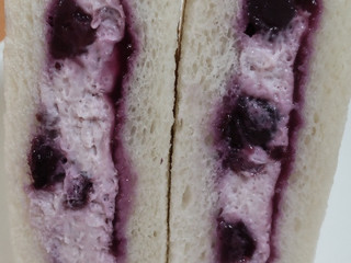 「セブン-イレブン ブルーベリーサンド」のクチコミ画像 by はるなつひさん