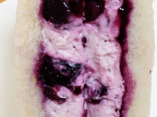 「セブン-イレブン ブルーベリーサンド」のクチコミ画像 by はるなつひさん