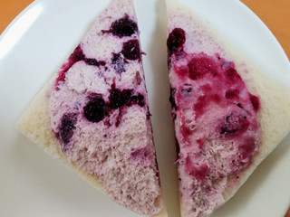 「セブン-イレブン ブルーベリーサンド」のクチコミ画像 by はるなつひさん