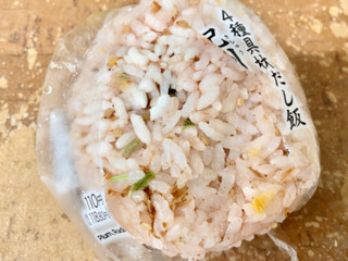 「セブン-イレブン 4種具材のだし飯 紀州南高梅おむすび」のクチコミ画像 by やにゃさん