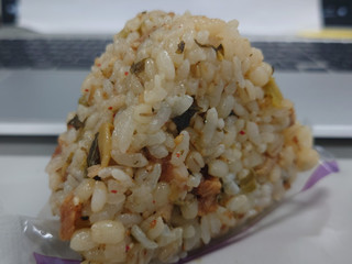 「ローソン MCTオイルが摂れる 高菜チャーシューおにぎり 国産もち麦入り」のクチコミ画像 by tddtakaさん