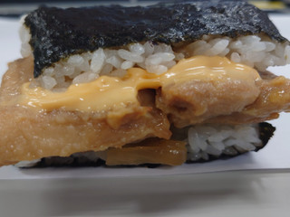 「ローソン 具！おにぎり はみ出す！チキンステーキ チーズ＆黒胡椒ガーリックマヨネーズ」のクチコミ画像 by tddtakaさん
