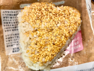 「セブン-イレブン もち麦もっちり！ごま鮭おむすび」のクチコミ画像 by やにゃさん